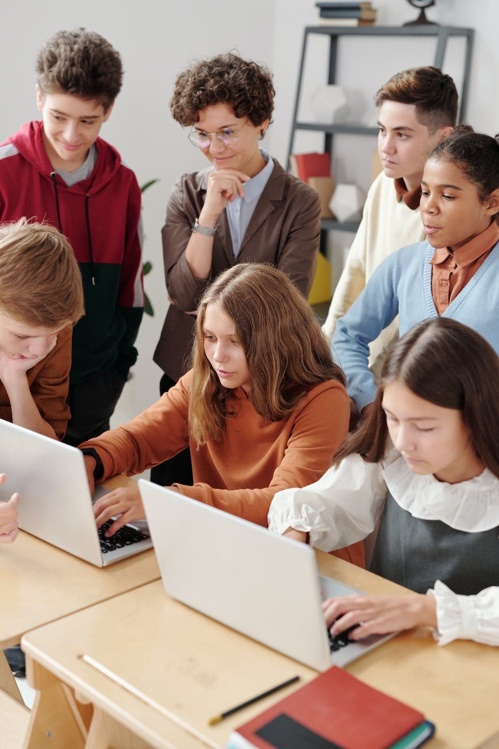 Foto van een lerares met studenten