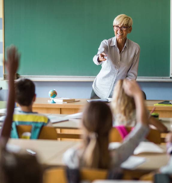 Lerares voor de klas met leerlingen